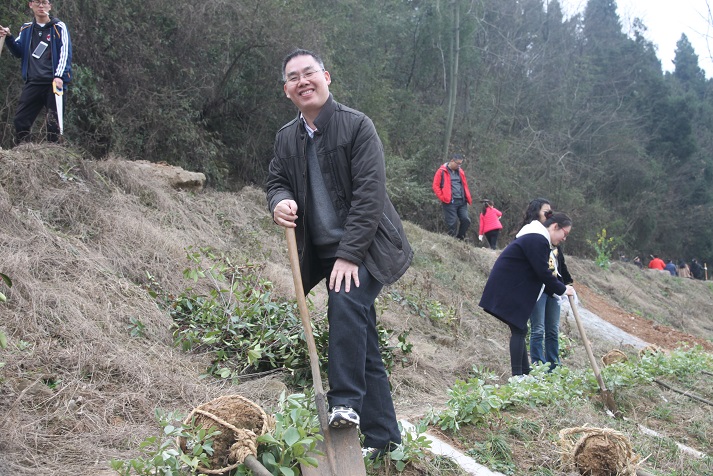 开展义务植树活动.jpg